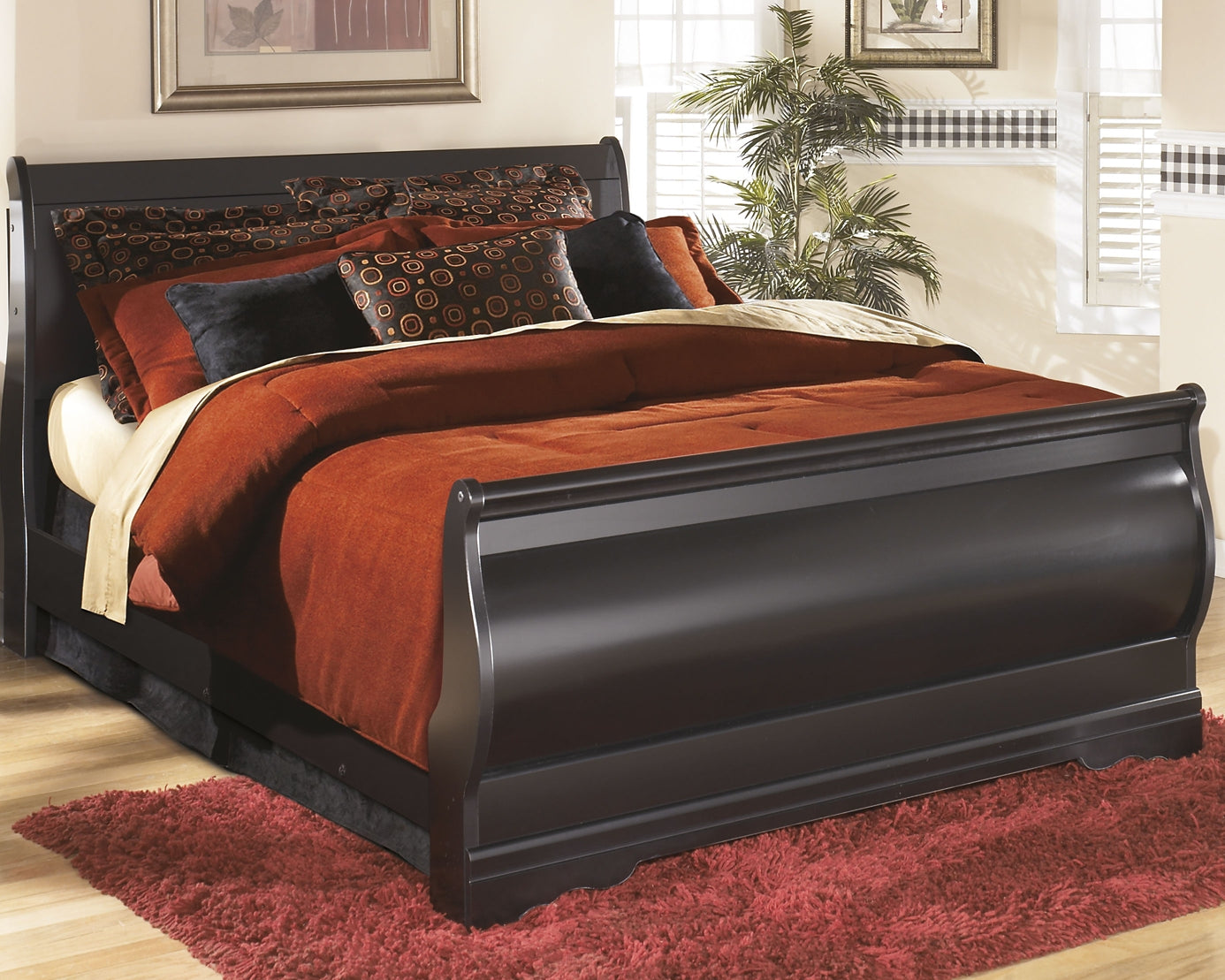 Huey Vineyard Full Sleigh Bed, Chest and 2 Nightstands