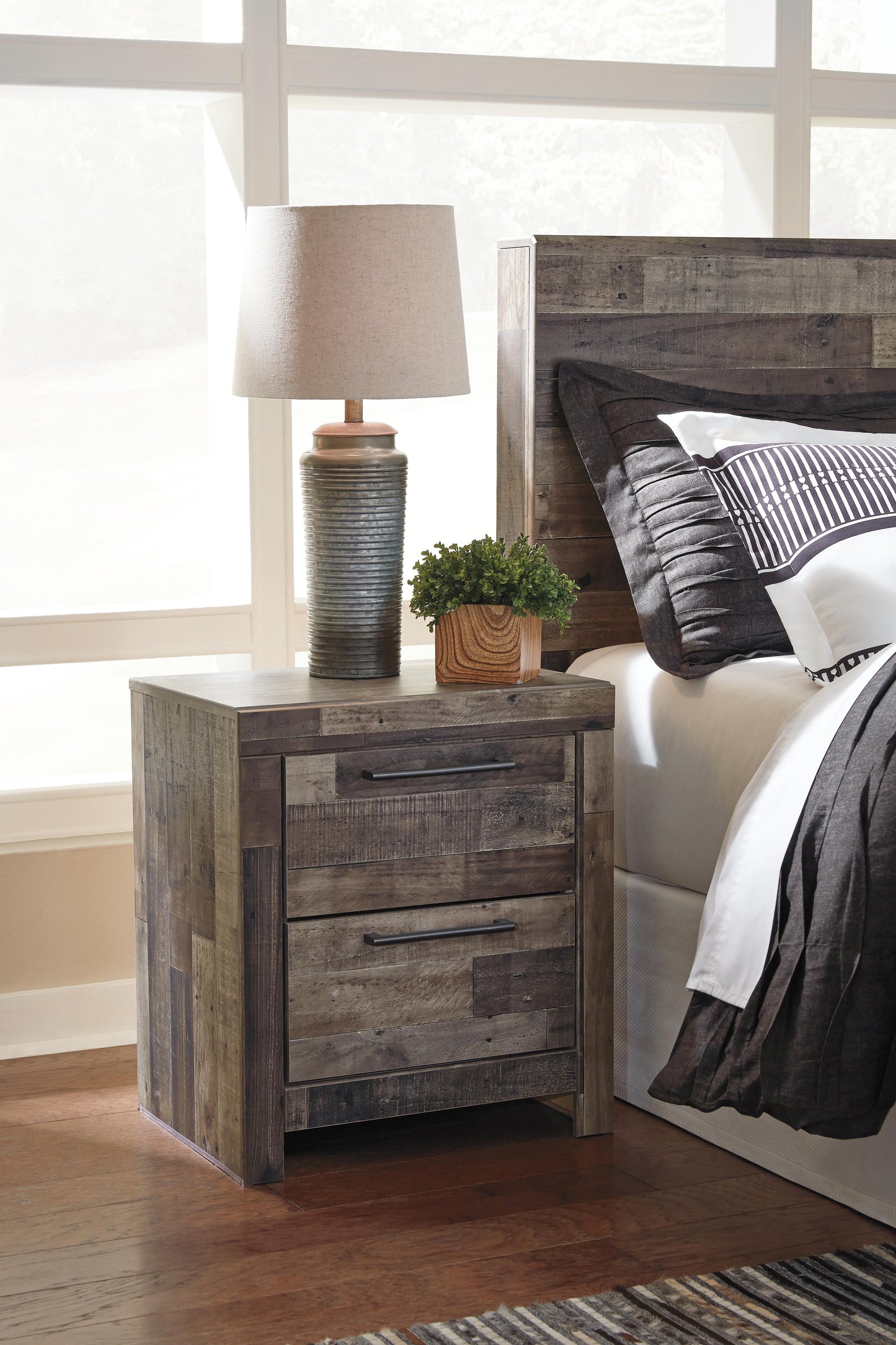 Derekson King Storage Bed 7-Piece Set — Chest, 2 Nightstands