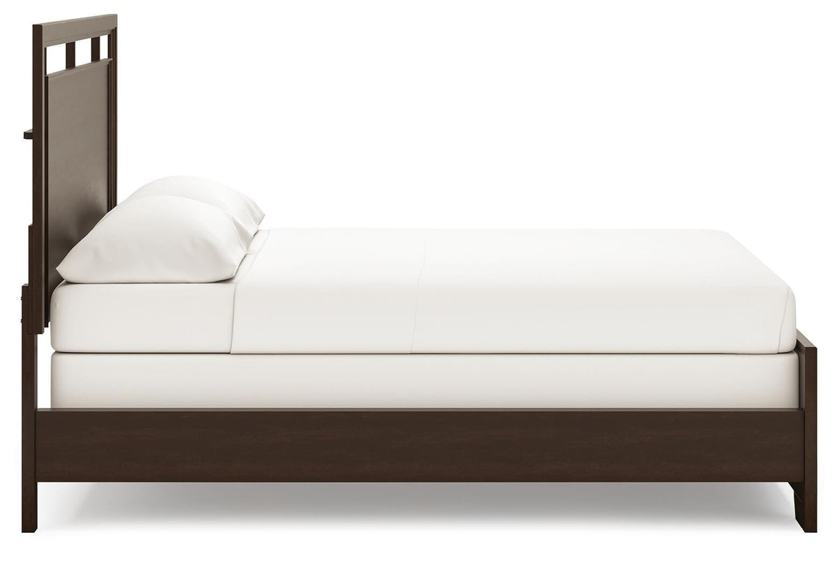 Covetown California King Panel Bed and 2 Nightstands