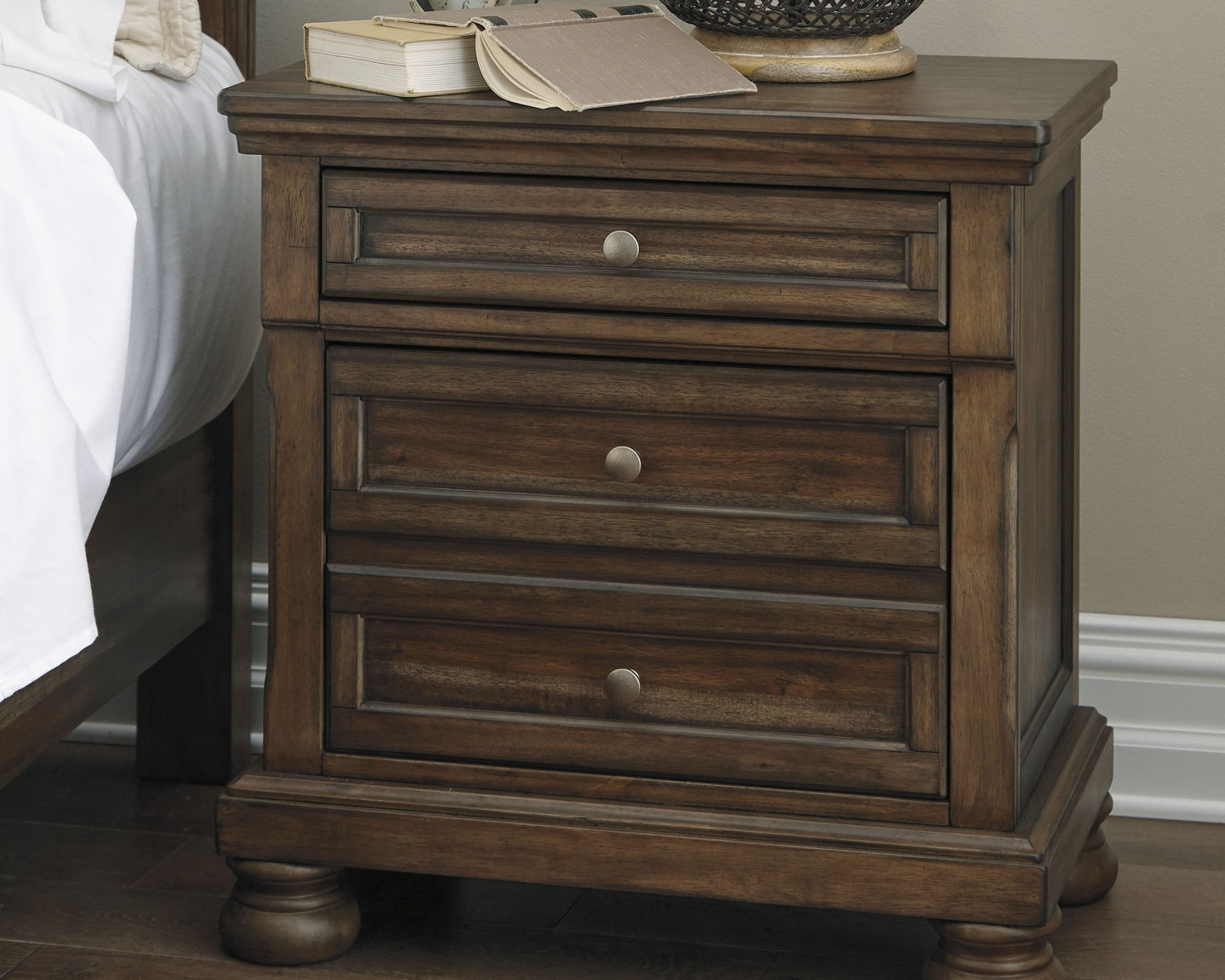 Flynnter King Panel Bed, 2 Dressers, Mirror, Chest and 2 Nightstands