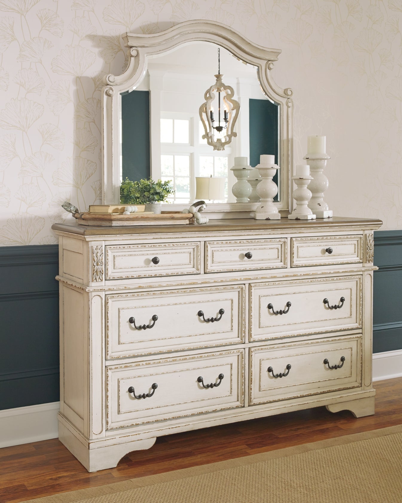 Realyn King Panel Bed, Dresser, Mirror and 2 Nightstands