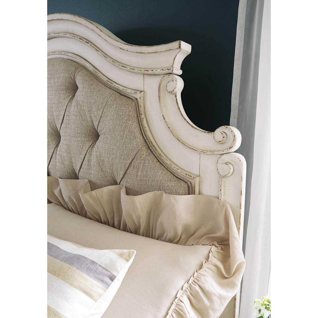Realyn King Panel Bed, Dresser, Mirror and 2 Nightstands Signature Design by Ashley® Uncategorized