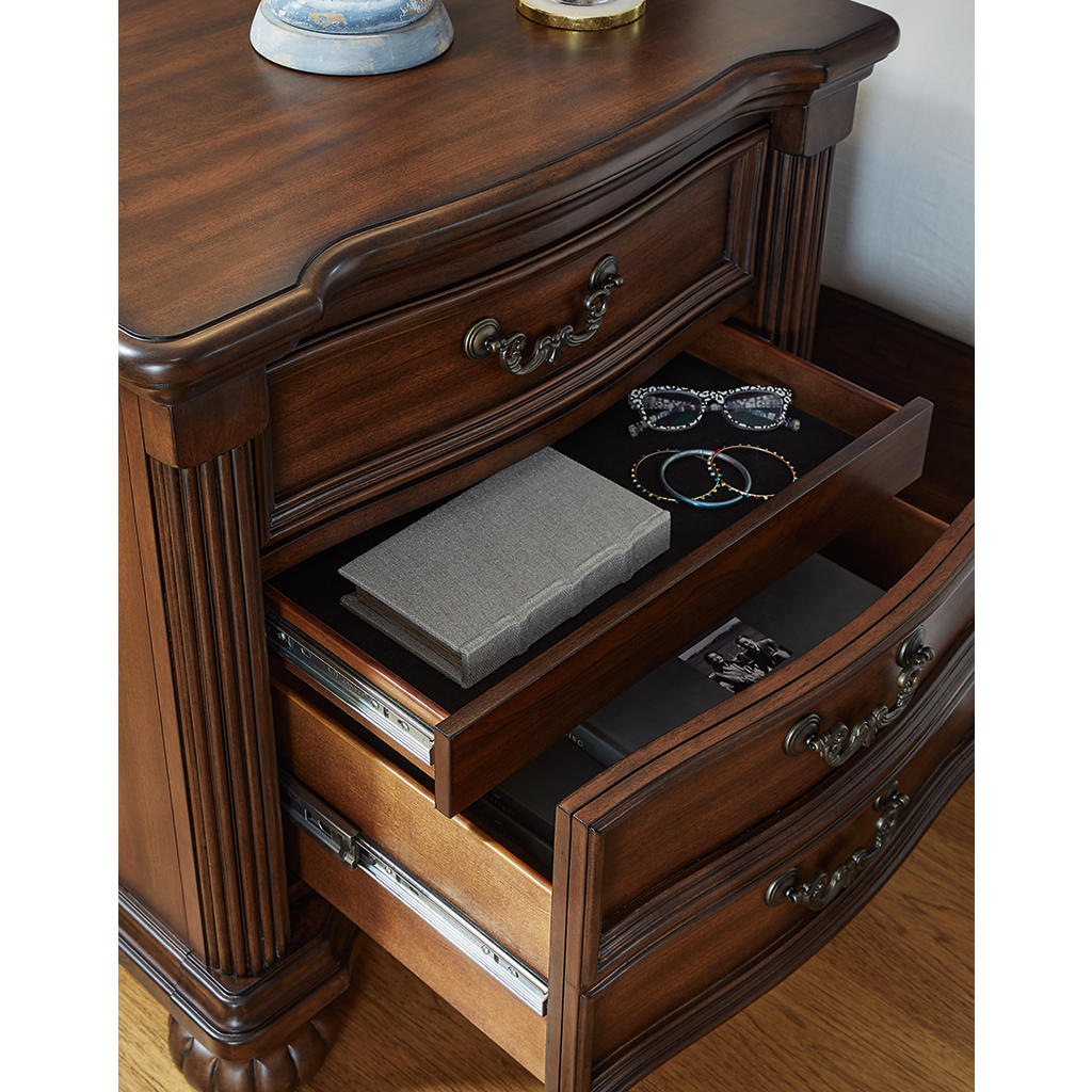 Lavinton King Poster Bed, 2 Chests and Nightstand Signature Design by Ashley® Uncategorized