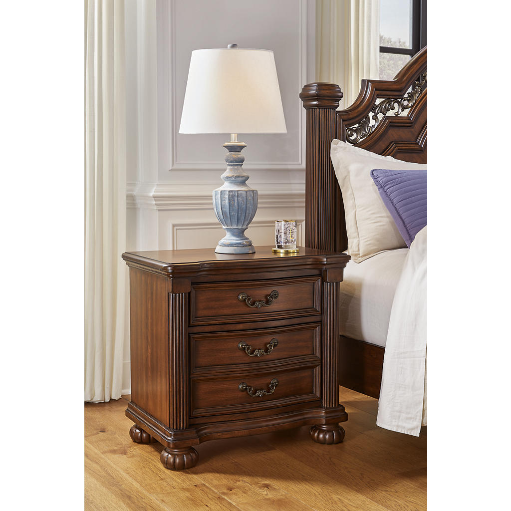 Lavinton Queen Poster Bed, Dresser, Mirror, Chest and Nightstand Signature Design by Ashley® Uncategorized