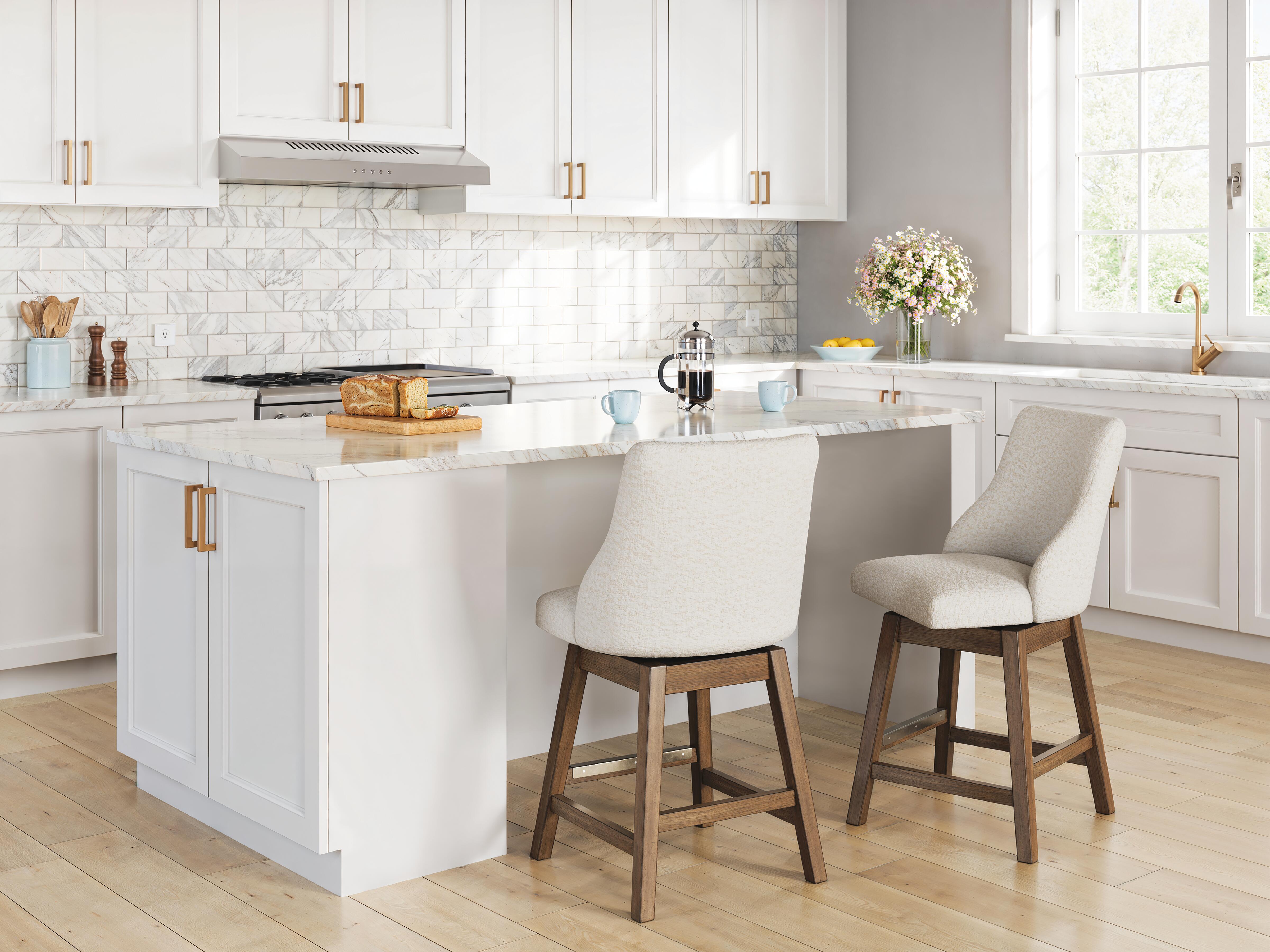 Cabalynn Counter Height Table and 4 Barstools (D5 — 39in Stools)