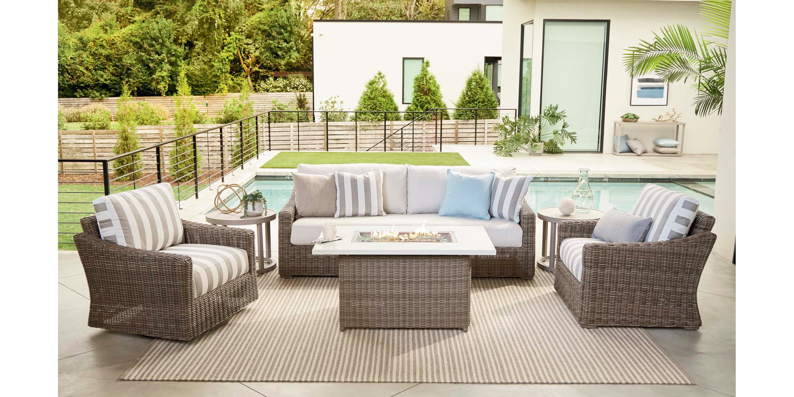 Huntington Outdoor Swivel Chair Bassett